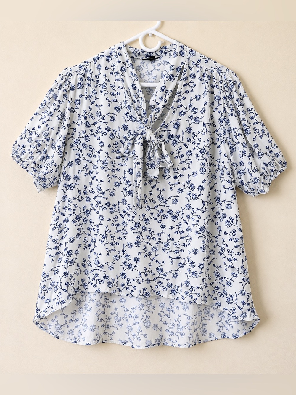 Alison Andrews XL White & Blue Floral Tie Neck Hi-Low Blouse